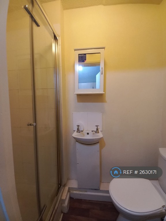 1 bedroom flat in Colwick Road, Nottingham, NG2 (1 bed) (#2630171)