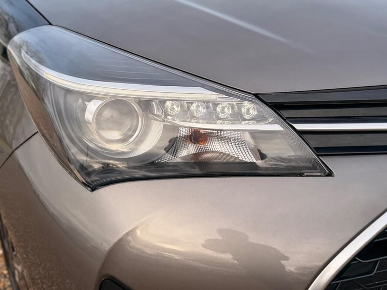 2016 Toyota Yaris 1.5 VVT-h Design E-CVT Euro 6 5dr Hatchback Automatic