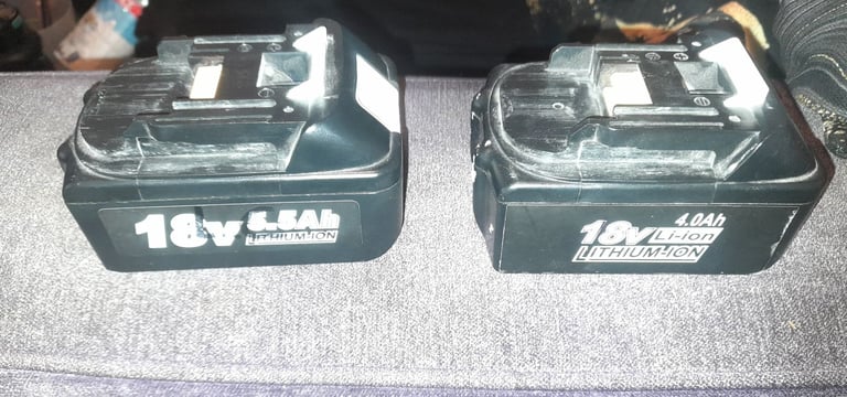 Makita radio with 2 18v batteries and charging statuon. 