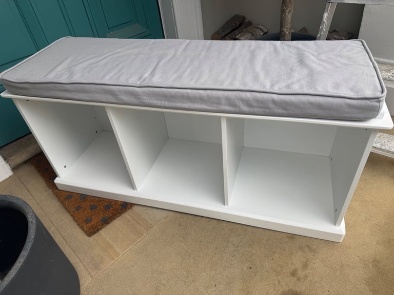 Bench with shoe shelves 