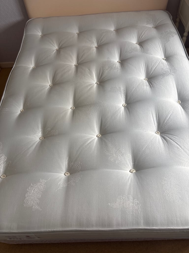 4ft 6in Divan bed with mattress & headboard