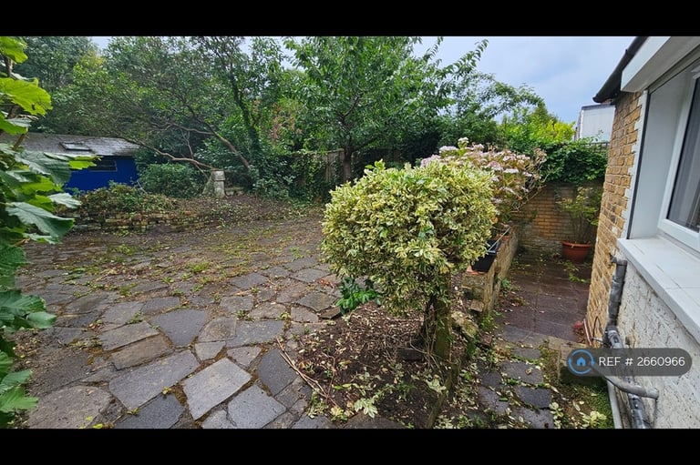 1 bedroom flat in Upper Richmond Road West, London, TW10 (1 bed) (#2660966)