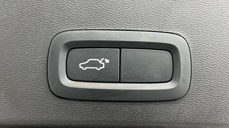 2022 Volvo XC40 Core, B3 mild hybrid, Petrol (Apple CarPlay, Power Tailgate, Google Nav) Estate P...