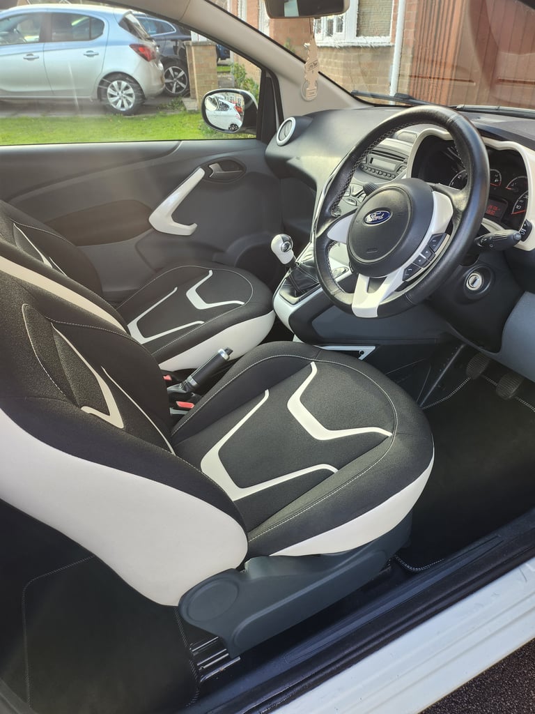 Ford, KA, white edition Zetec. Hatchback, 2016, Manual, 1242 (cc), 3 doors