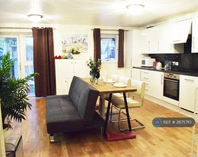 1 bedroom flat in Undine Road, London, E14 (1 bed) (#2675710)