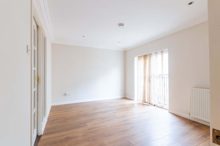Centrally located, 3-bedroom (no HMO), main door property off Elm Row – available November