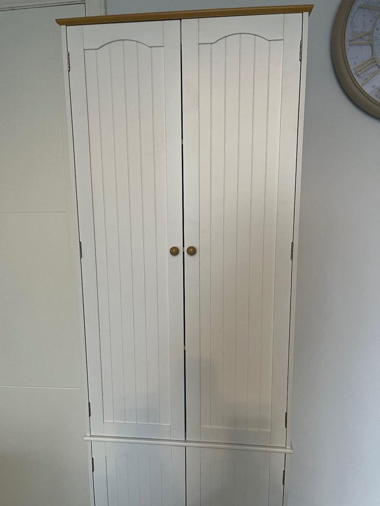 White freestanding kitchen cabinet 