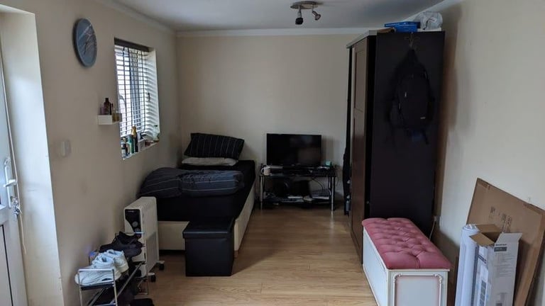 Self contained Studio To Rent hayes.
