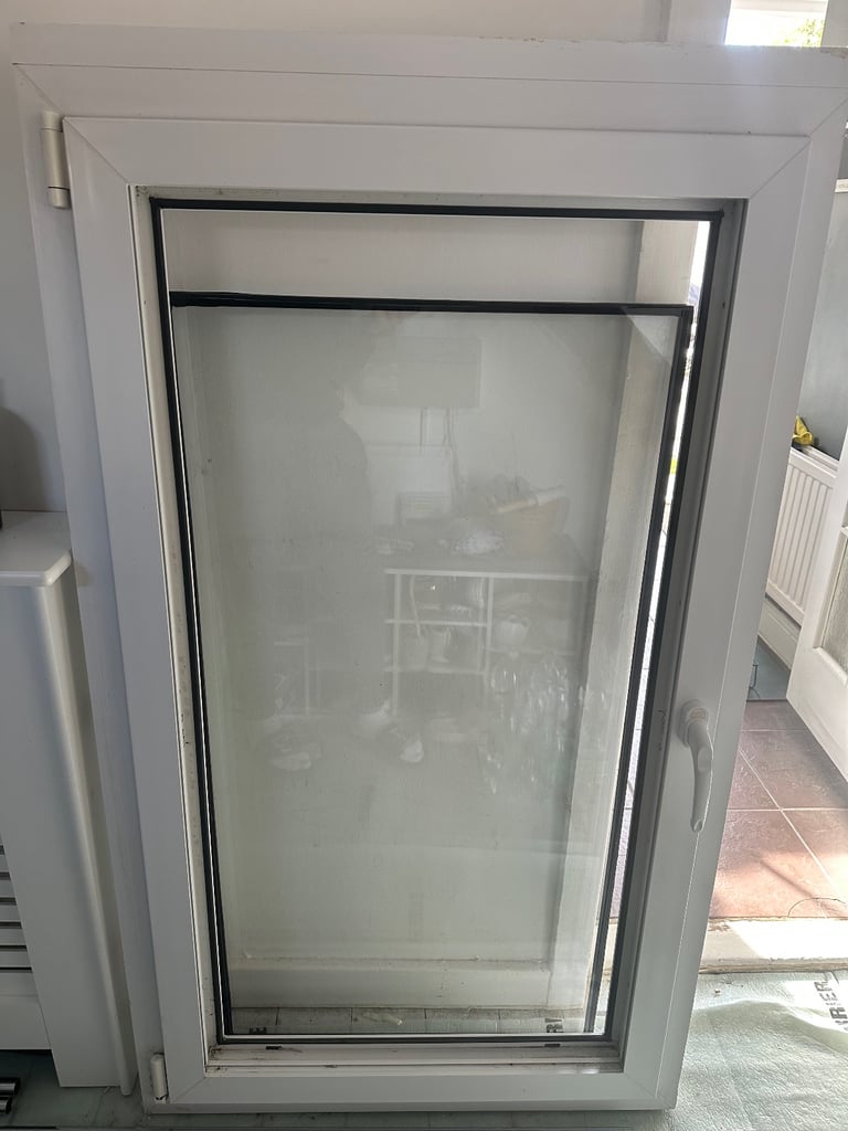 Used white UPVC double glazed window 144cm x 82,5cm
