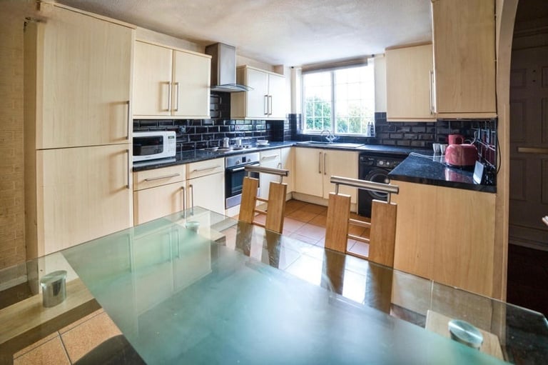 🌿Spacious Room Near Canary Wharf/Mile End | Available From Now‼️