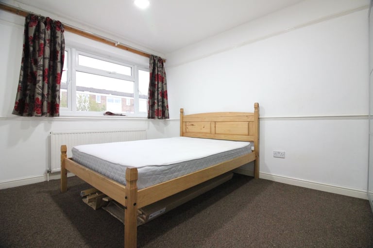 HUGE THREE BEDROOM DUPLEX APARTMENT WITH PARKING- HAYES YEADING NORTHOLT SOUTHALL
