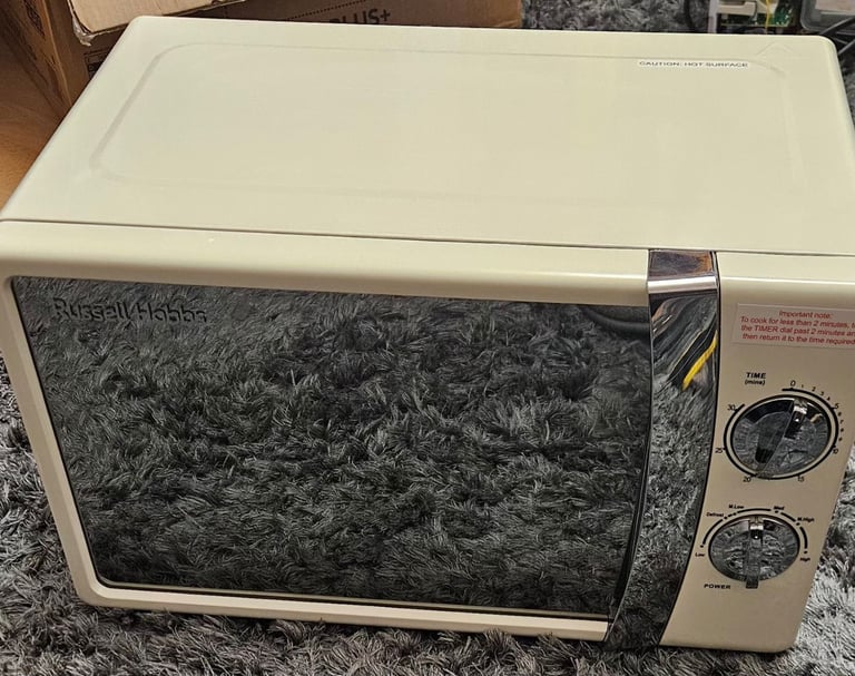 Russell Hobbs RHMM701C 17L 700w Cream Solo Manual Microwave with 5 Power Levels, Ringer & Timer,