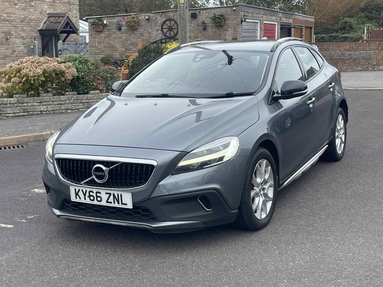 2017 Volvo V40 Cross Country Pro D3 2.0d 4x4 TOP spec NEW MOT NEW CAMBELT