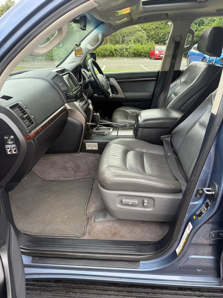 Toyota Land Cruiser v8