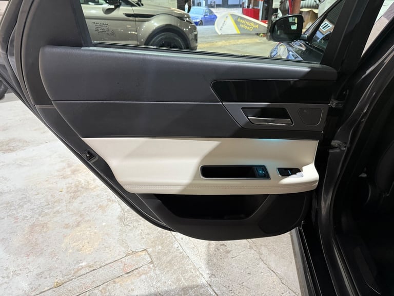 2017 Jaguar XF 2.0d R-Sport Saloon 4dr Diesel Auto AWD Euro 6 (s/s) (240 ps)