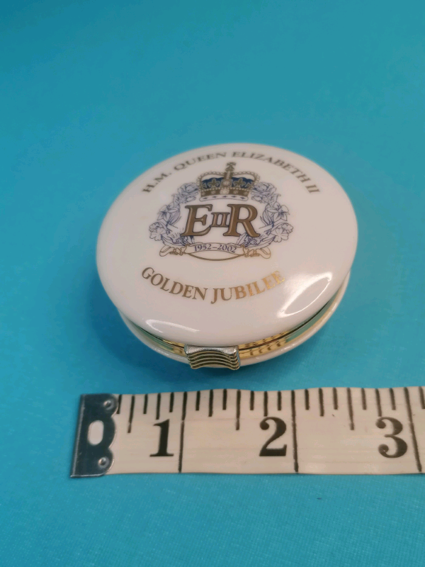 2,2 inch lenght. H.MQueen Elizabeth II Golden Jubilee Trinket pill box