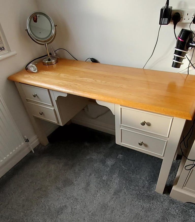 BEDROOM FURNITURE SET CREAM AND LIGHT OAK TOPS (4 ITEMS)