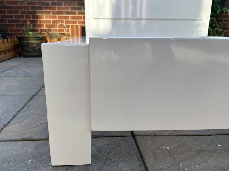 Lovely Julian Bowen Modern High Gloss 4ft6 Double Size Bed Frame – Superb Condition