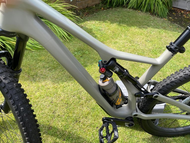 Specialized stump jumper expert bike large frame with Invisifran boomslang pedals 