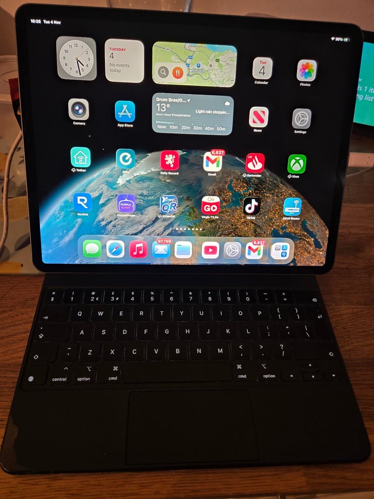 image for Apple ipad 12.9 with magic keyboard 