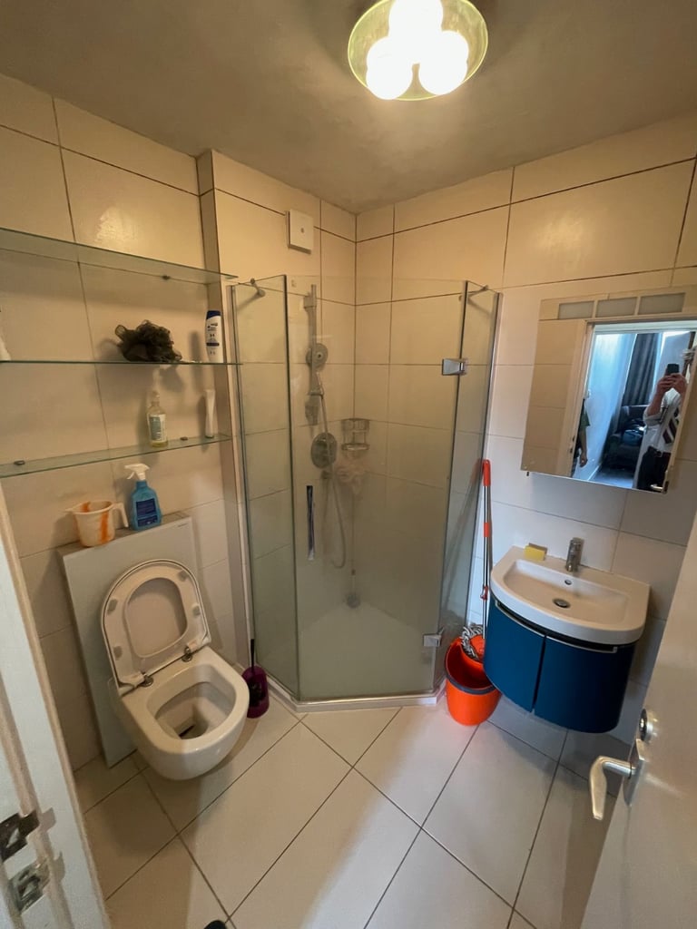 Spacious Room to Rent in Flat share in Mount Park Road Ealing W5 - All Bills Included