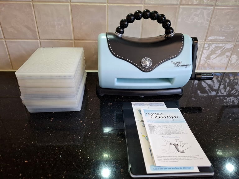 image for SIZZIX TEXTURE BOUTIQUE EMBOSSING MACHINE PLUS 39 FOLDERS