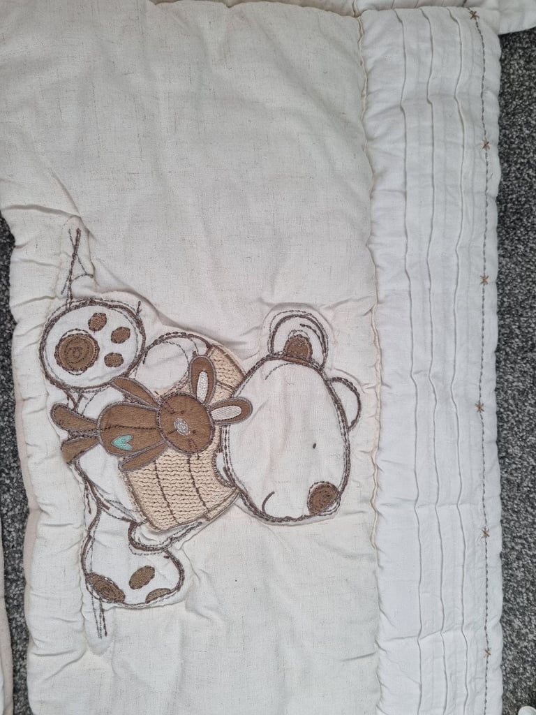 Full nursery set with rug. 