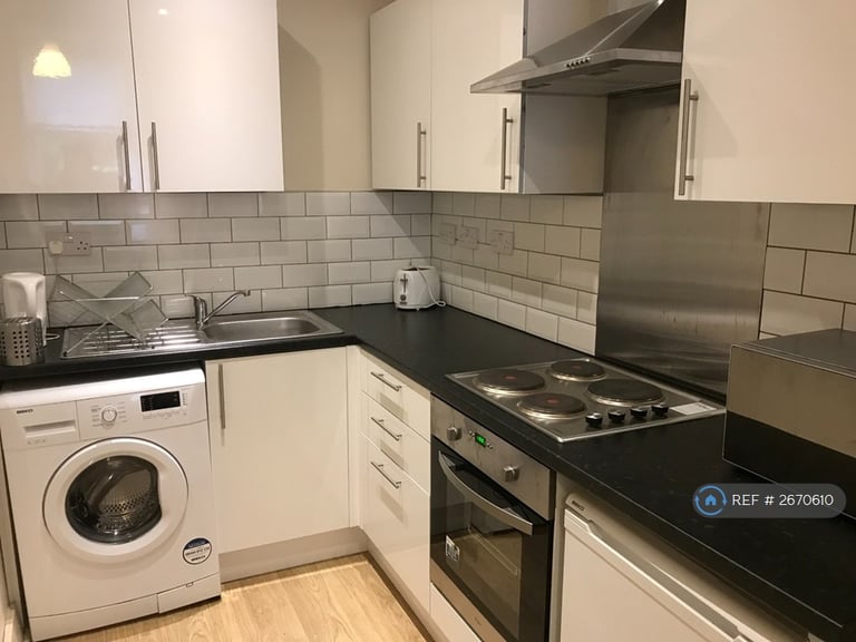 3 bedroom flat in West Princes Street, Glasgow, G4 (3 bed) (#2670610)