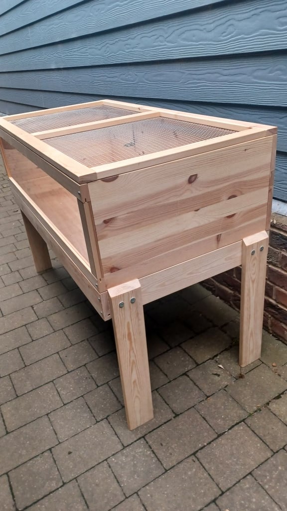 Wooden indoor hutch for guinea pigs/hamsters/gerbils - UK made