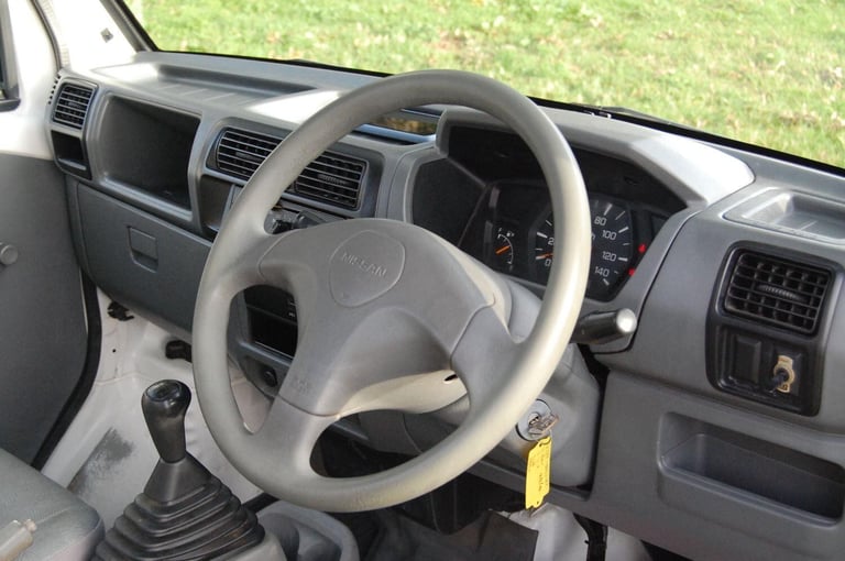 NISSAN CLIPPER 650CC 2WD 200404 Petrol Manual in White