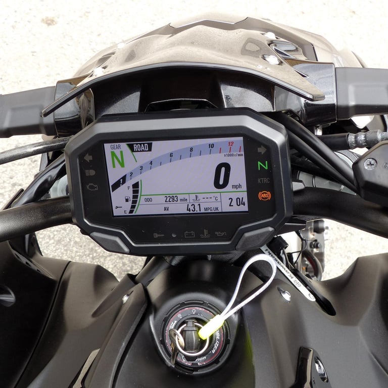 2024 KAWASAKI Z900 FPFNN, STUNNING LOW MILEAGE 1-OWNER MOTORCYCLE.