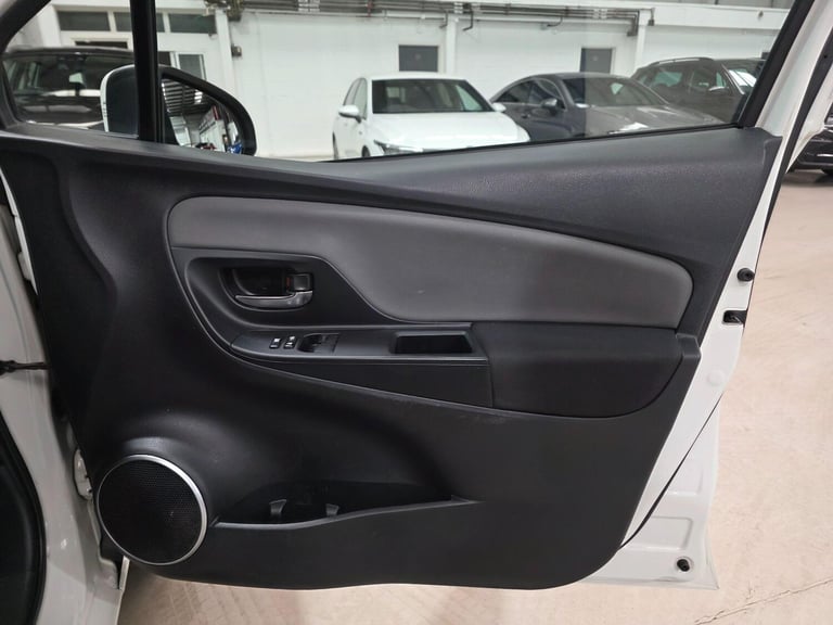2015 Toyota Yaris 1.5 VVT-h Sport E-CVT Euro 6 5dr HATCHBACK Petrol/Electric Hybrid Automatic