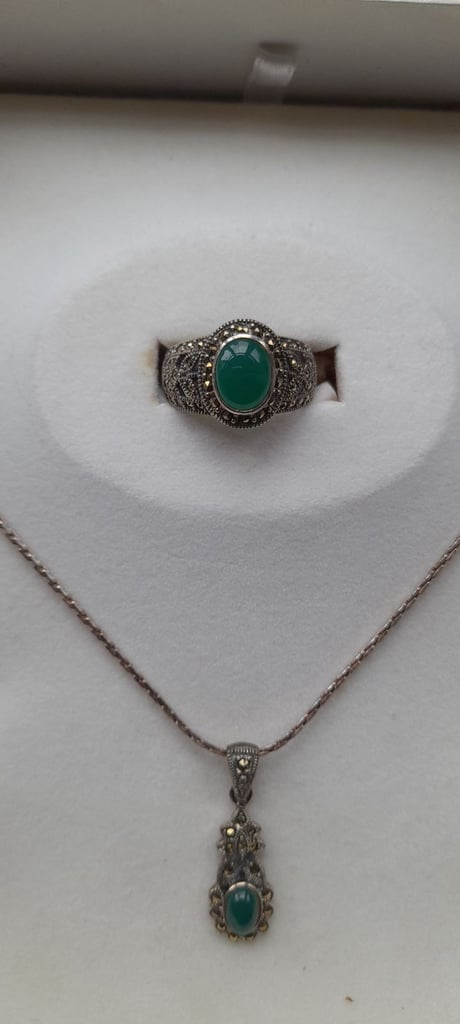 925 solid silver jewellery set with emerald gem stones  necklace,ring and earings 