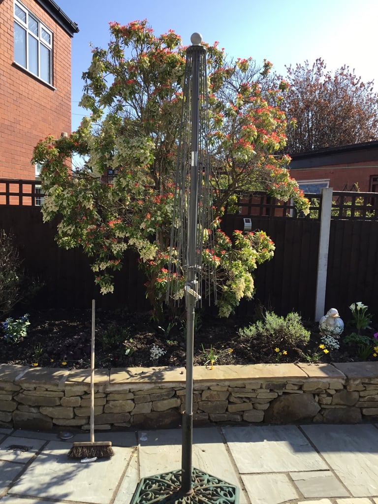 8’ high metal garden parasol frame in VGC. Winds up and down. Requires new cover for top. 