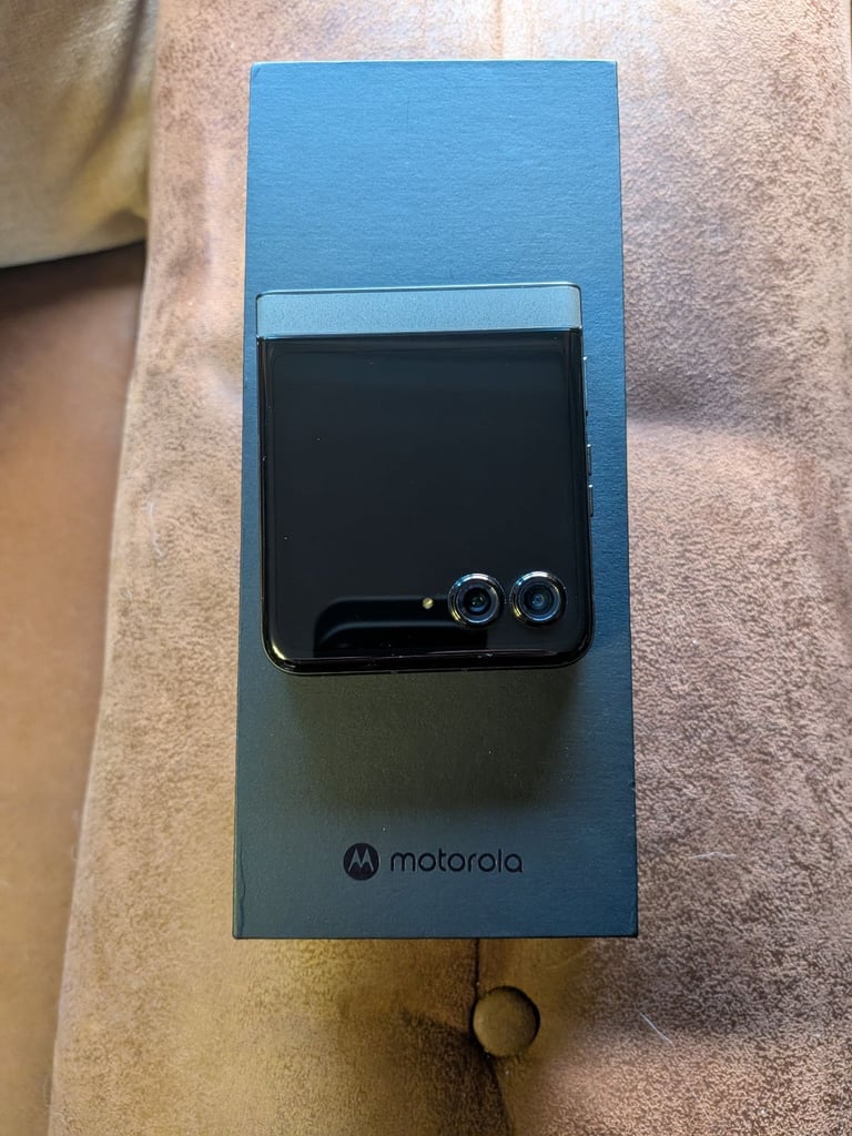 Motorola RAZR 50 koala grey near new in box