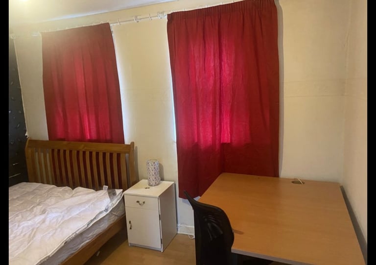 Double room in family home -Liverpool