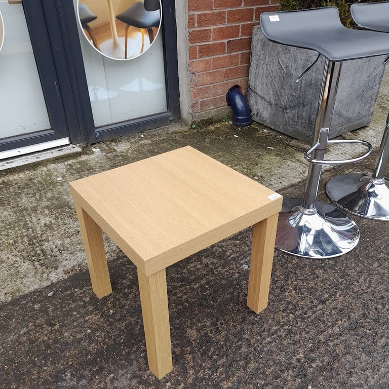 A beech side table, ref:18985 £5.00