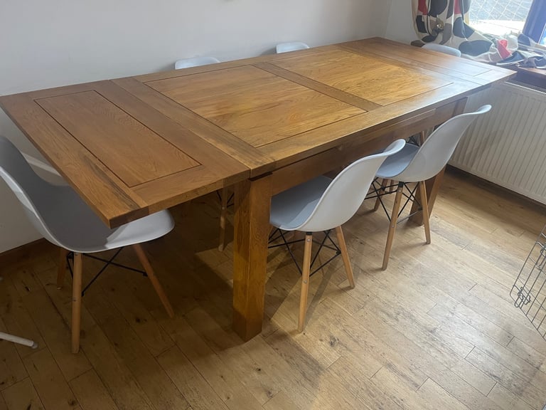 Extendable solid oak table and 6 chairs 