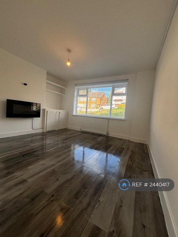 2 bedroom flat in Grange Crescent, Halesowen, B63 (2 bed) (#2440417)