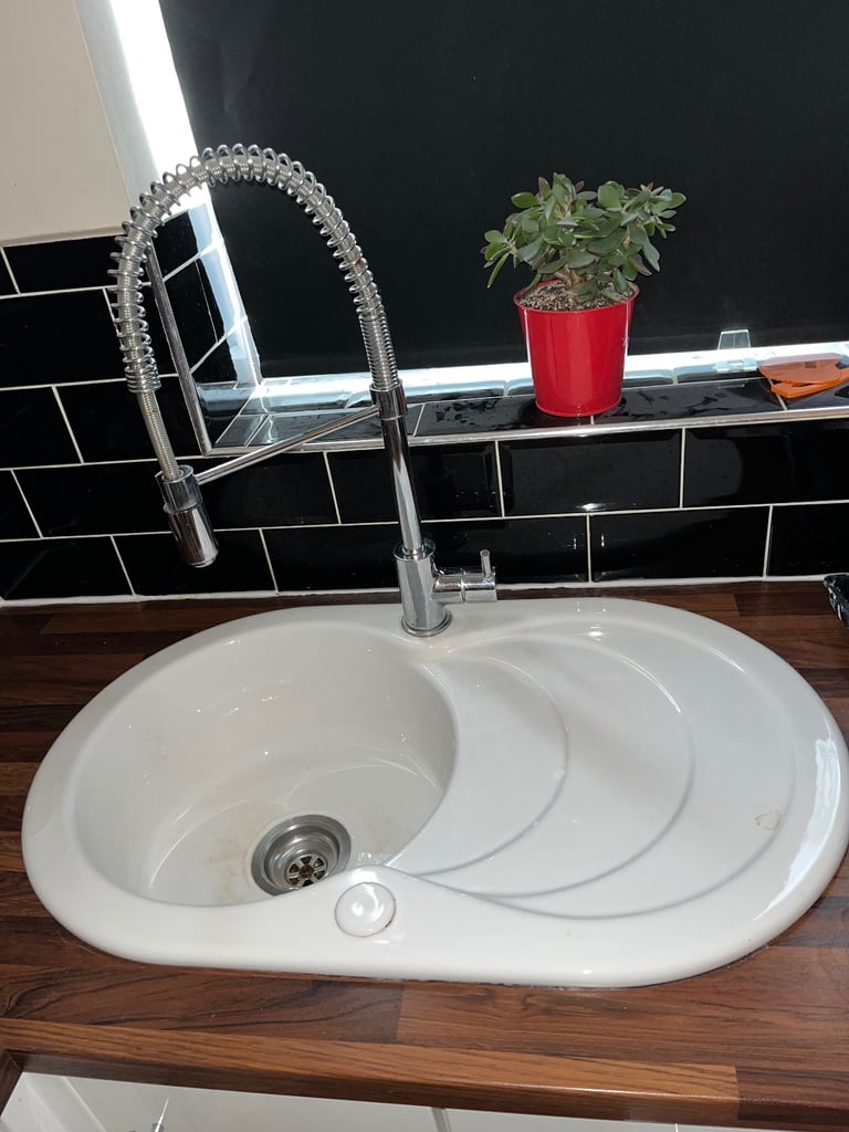 Ceramic round sink with pull out chrome mixer tap