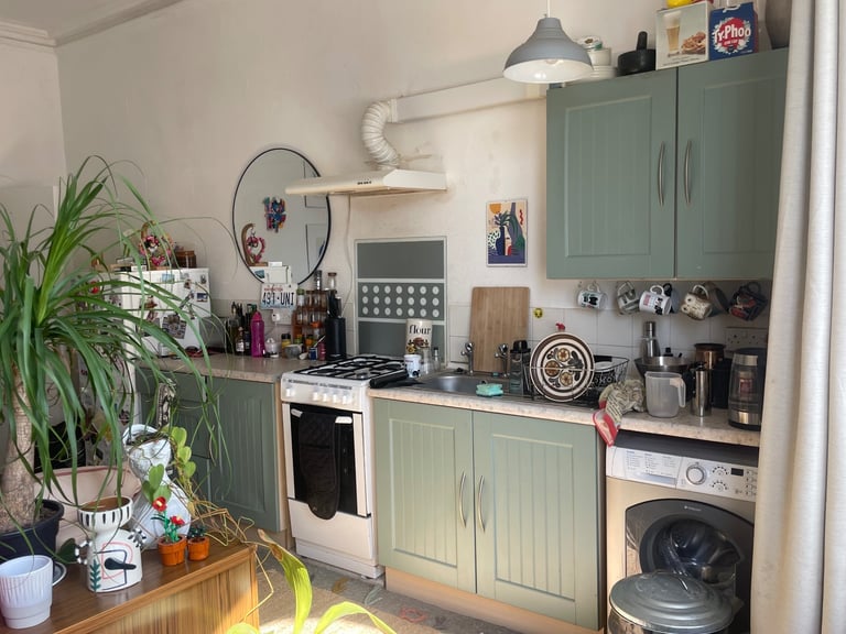 10 minutes walk from Leeds centre - 1 bed self-contained flat
