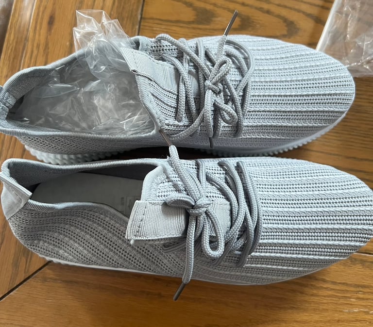 Brand new size 6 trainers 