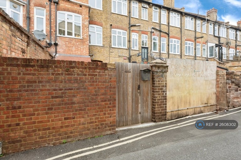 2 bedroom flat in Upper Richmond Road West, London, SW14 (2 bed) (#2608302)