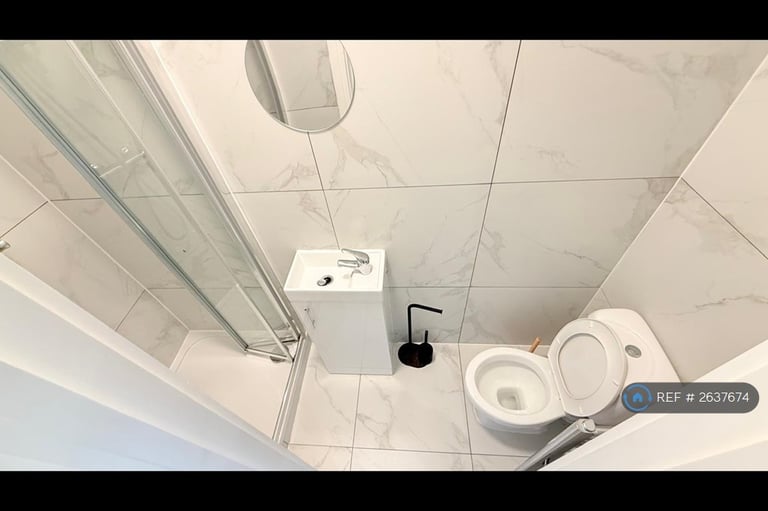 Studio flat in College Road, Cheshunt, Waltham Cross, EN8 (#2637674)