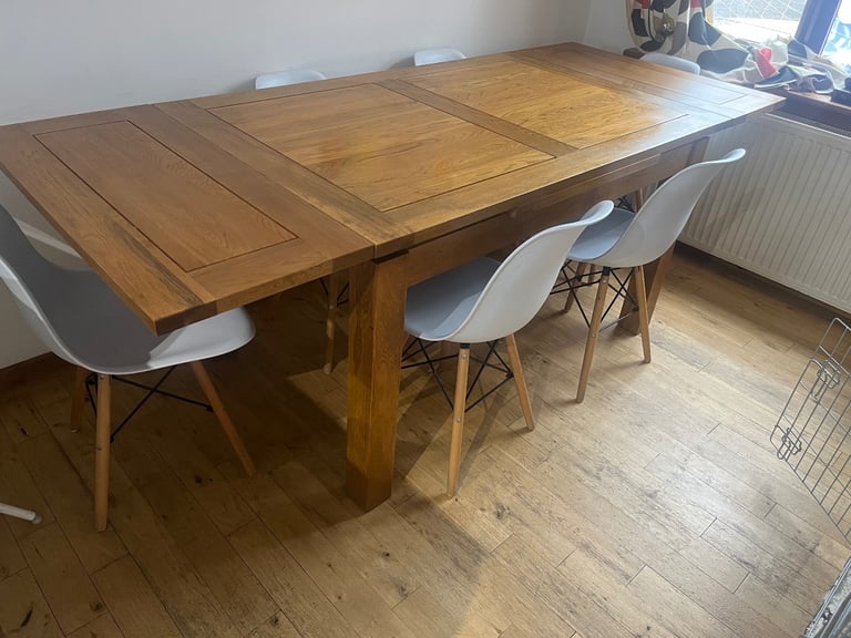Extendable solid oak table and 6 chairs 