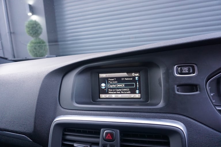 2015 Volvo V40 D2 [120] R DESIGN *IMMACULATE CONDITION £20 ROAD TAX* HATCHBACK Diesel Manual