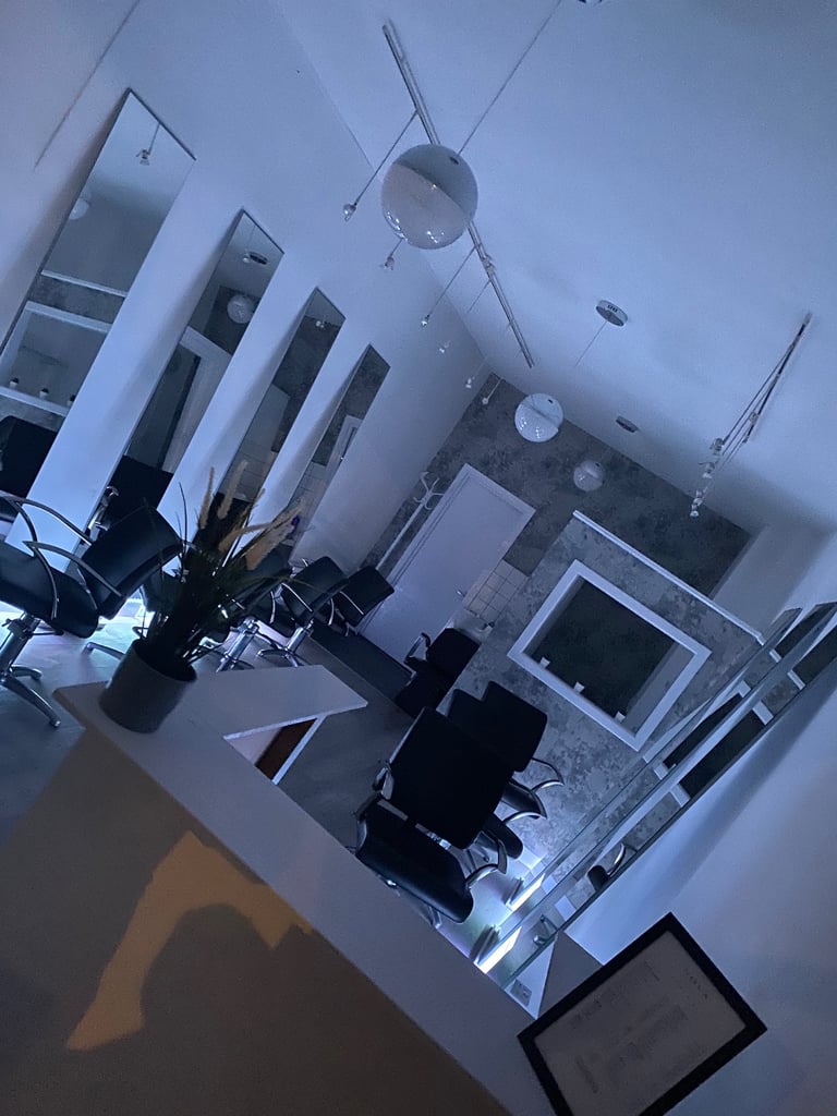 Hair Salon (Easily changed to Nail salon) Rent Free Period