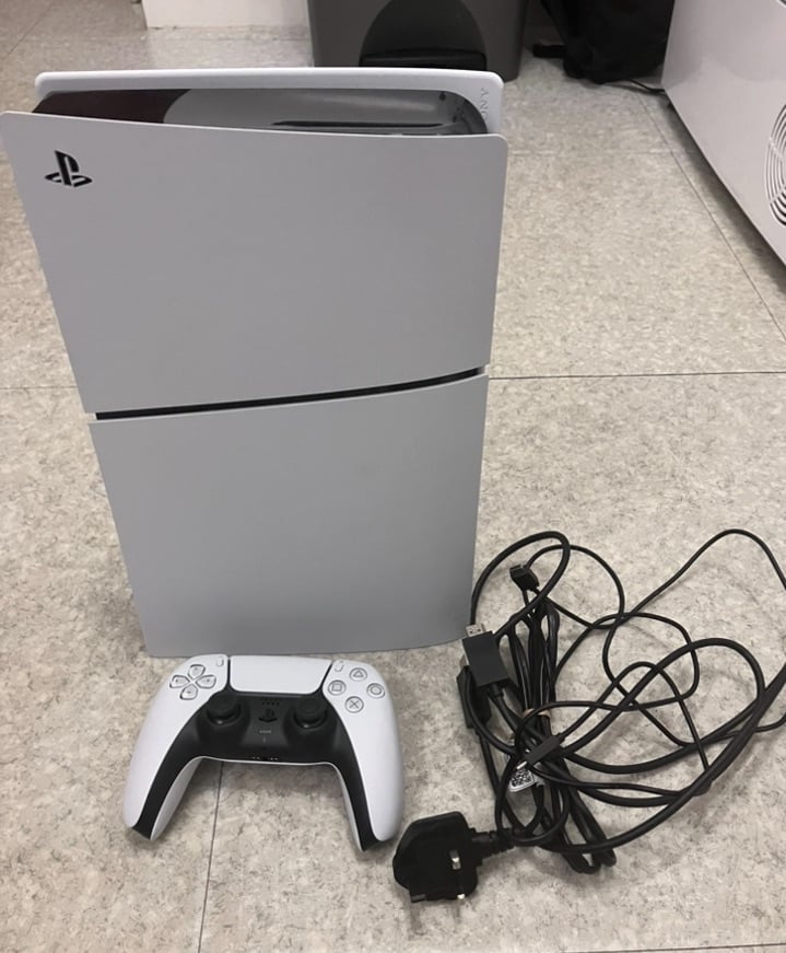 Ps5 with controller + ps5 portal