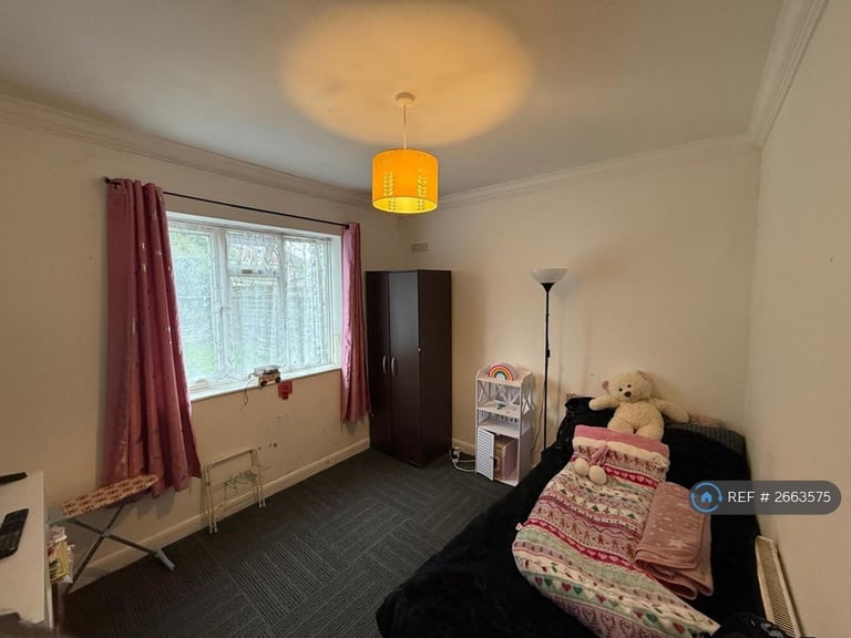 2 bedroom flat in Lansbury Drive, Hayes, UB4 (2 bed) (#2663575)