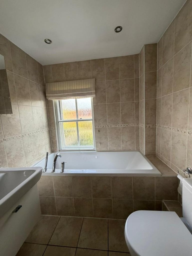 5 BEDROOM DETACHED HOME IN WINDSOR